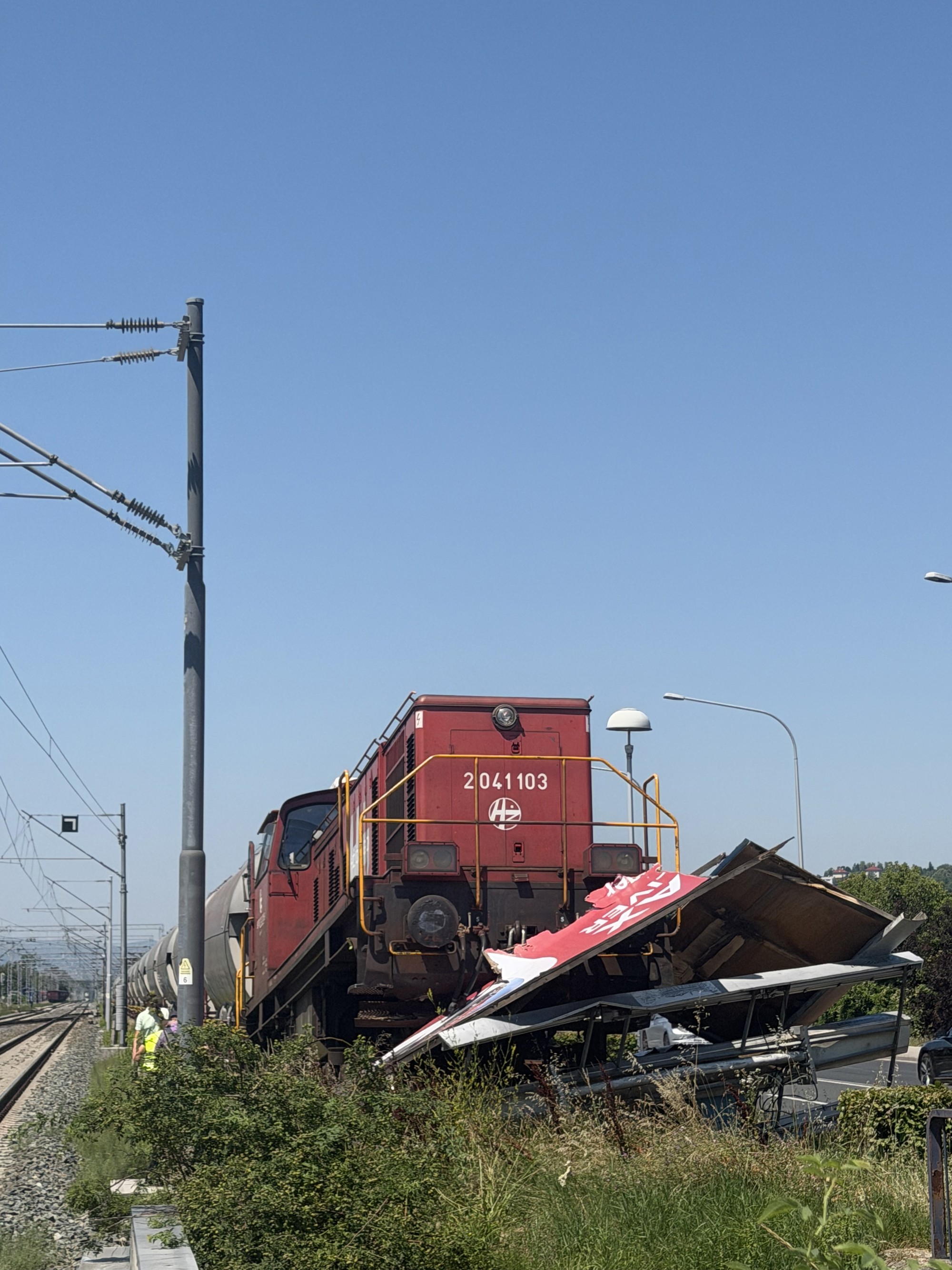 FOTO Teretni vlak iskočio iz tračnica u Zagrebu i udario u jumbo plakat