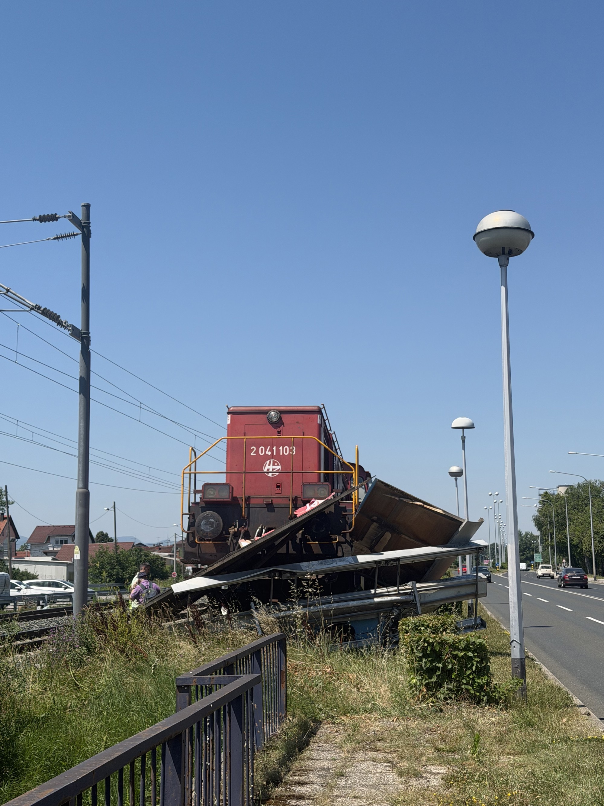 FOTO Teretni vlak iskočio iz tračnica u Zagrebu i udario u jumbo plakat