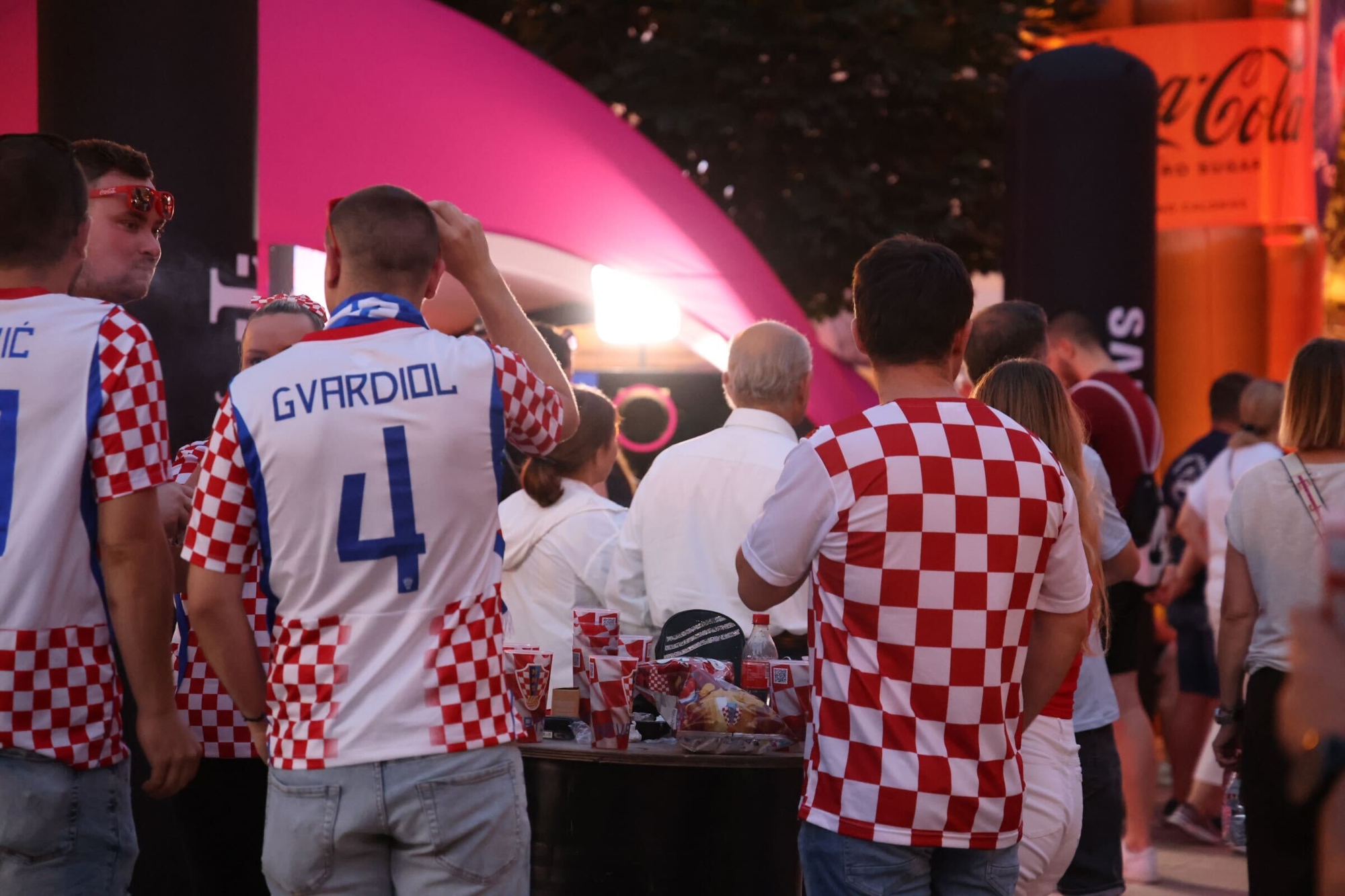FOTO Kuzma i Shaka Zulu raspjevali Cvjetni, navijači polako pune fan zonu