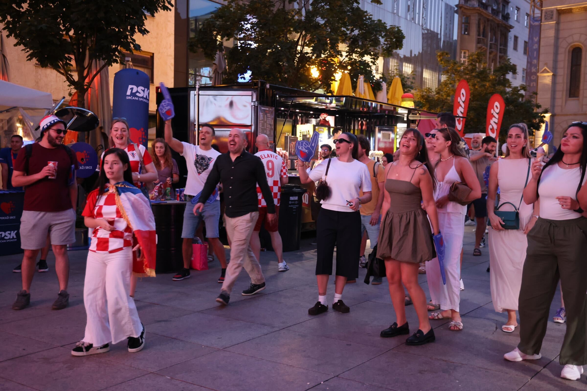 FOTO Kuzma i Shaka Zulu raspjevali Cvjetni, navijači polako pune fan zonu