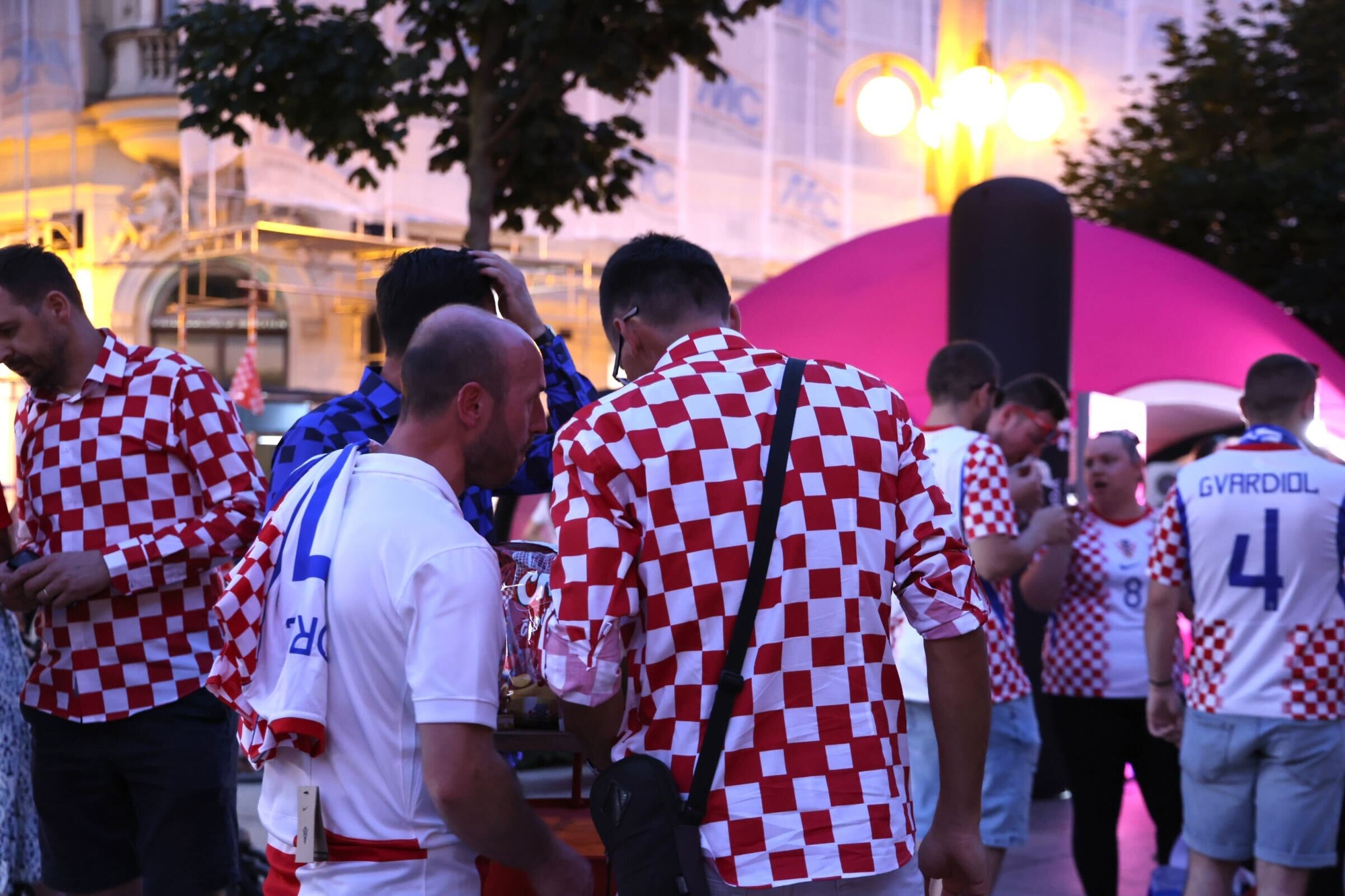 FOTO Kuzma i Shaka Zulu raspjevali Cvjetni, navijači polako pune fan zonu