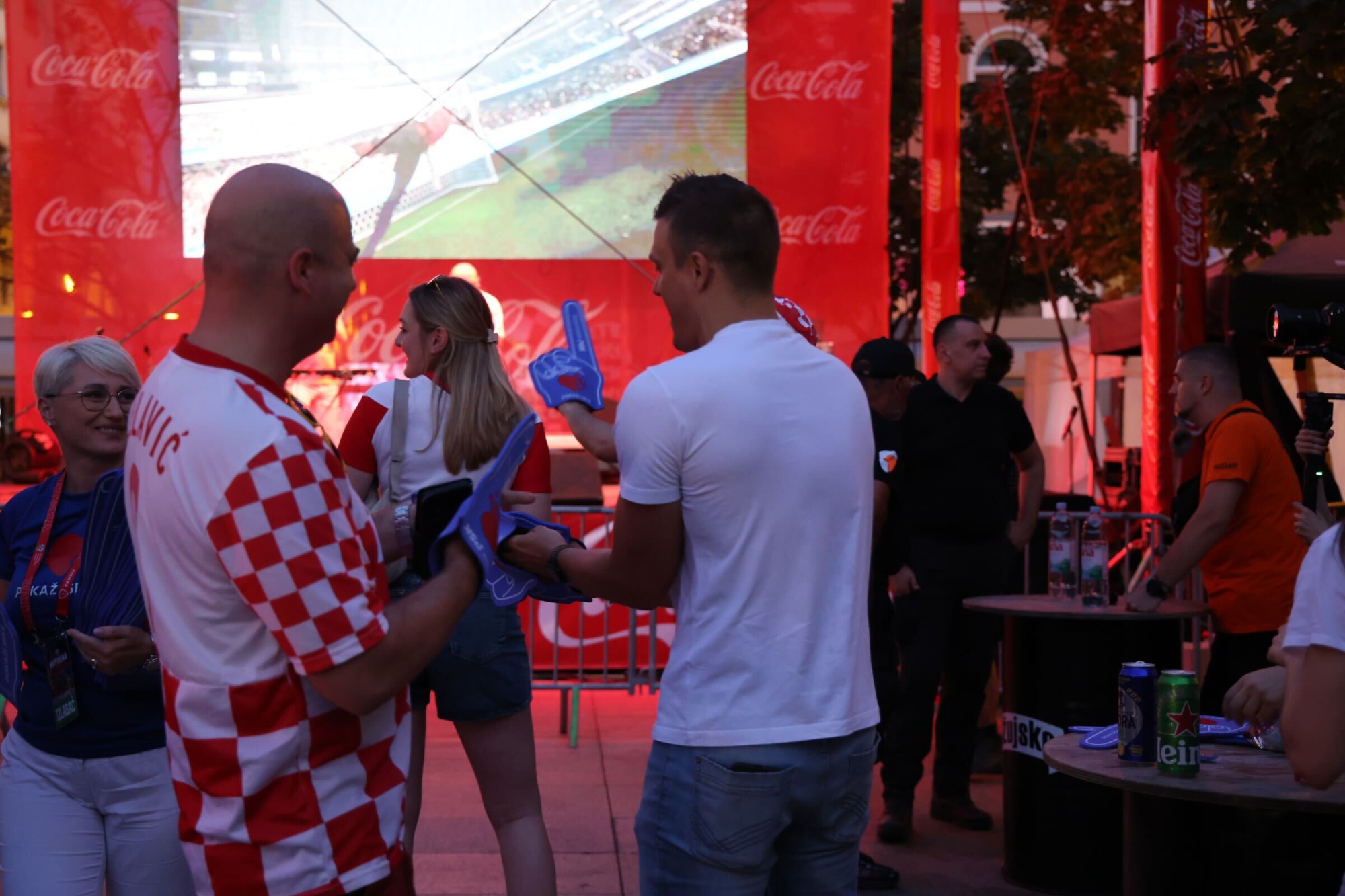 FOTO Kuzma i Shaka Zulu raspjevali Cvjetni, navijači polako pune fan zonu