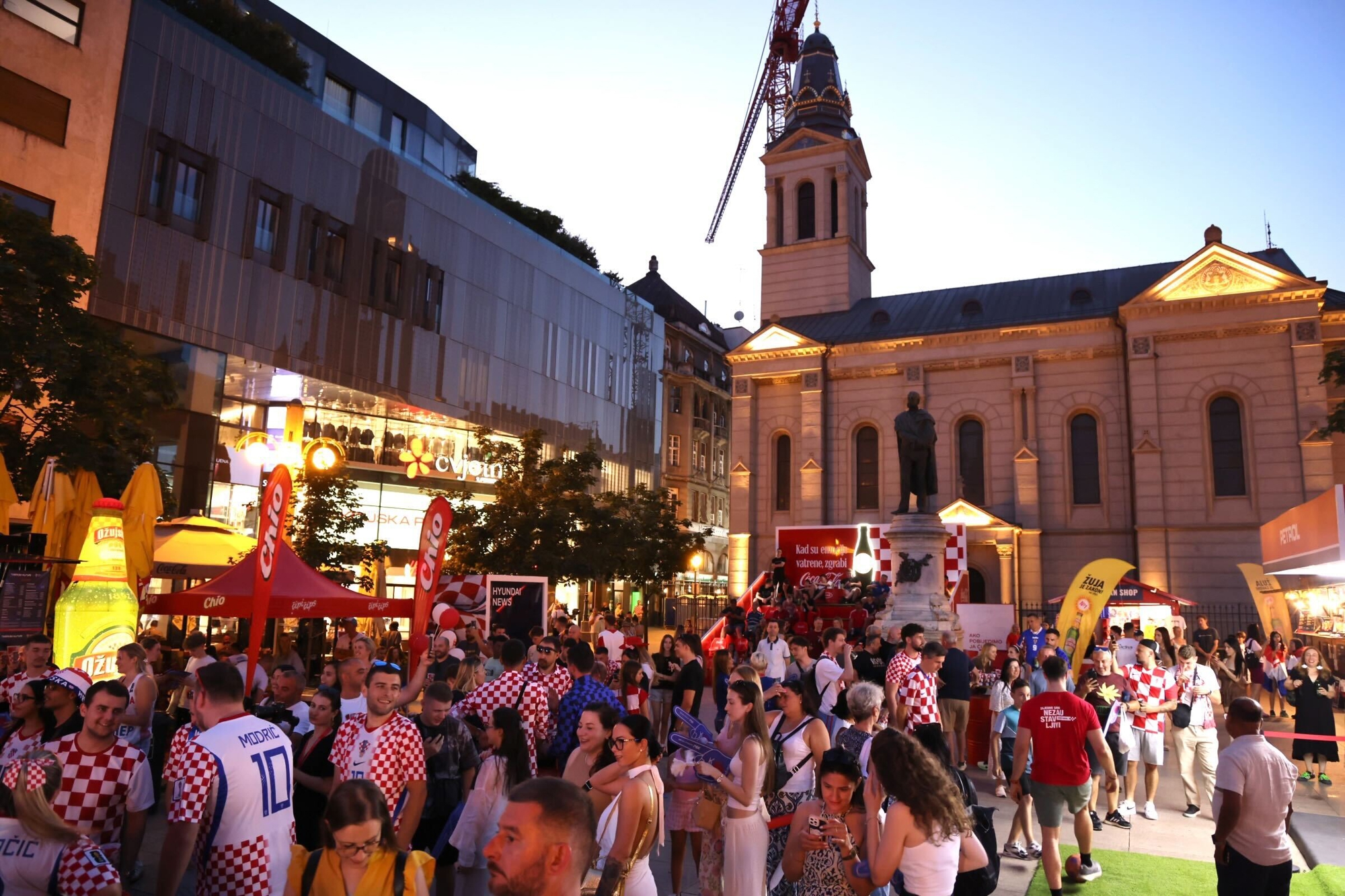 FOTO Kuzma i Shaka Zulu raspjevali Cvjetni, navijači polako pune fan zonu