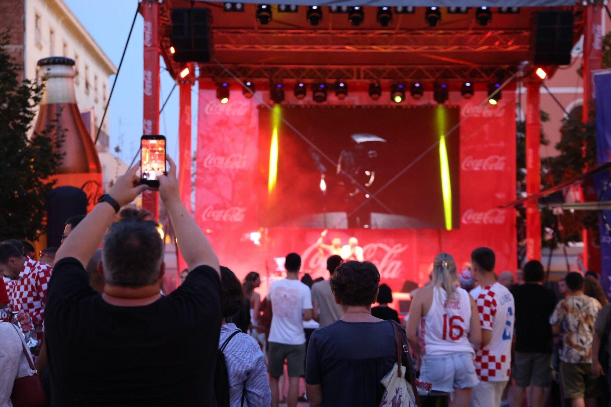 FOTO Kuzma i Shaka Zulu raspjevali Cvjetni, navijači polako pune fan zonu