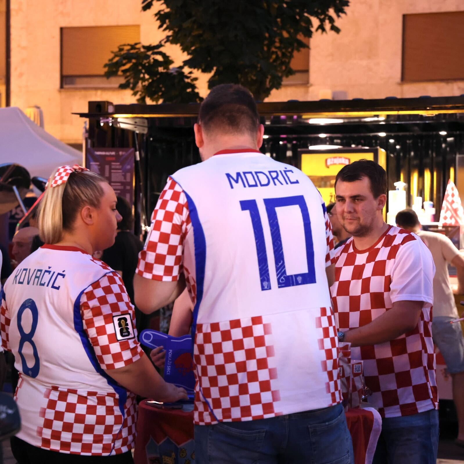 FOTO Kuzma i Shaka Zulu raspjevali Cvjetni, navijači polako pune fan zonu