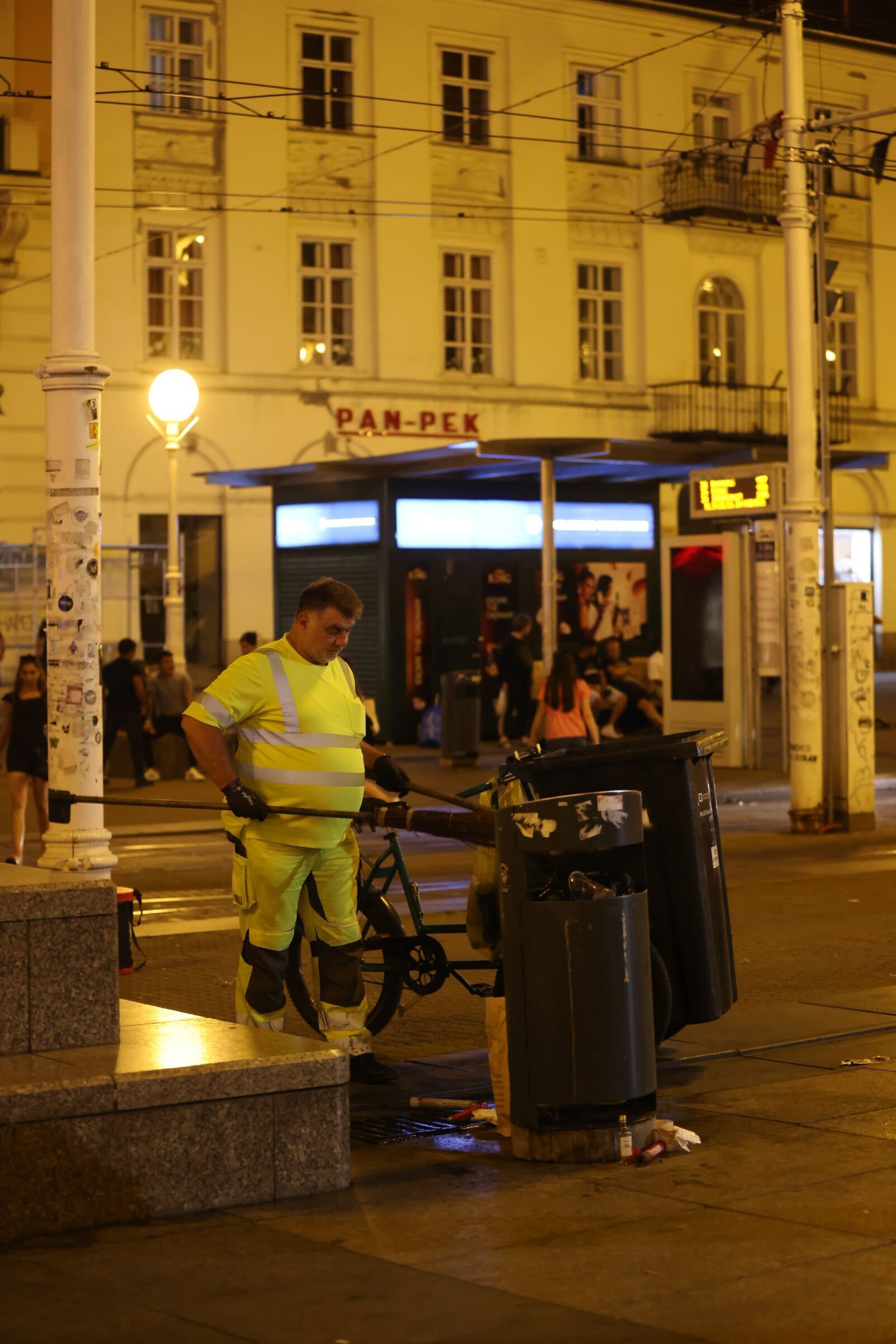 FOTO Navijači nakon slavlja ostavili gomile smeća u centru Zagreba