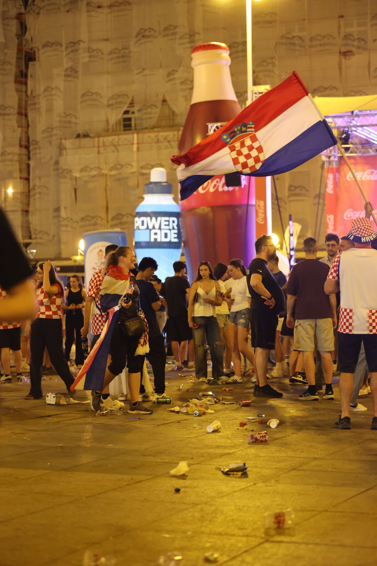 FOTO Navijači nakon slavlja ostavili gomile smeća u centru Zagreba