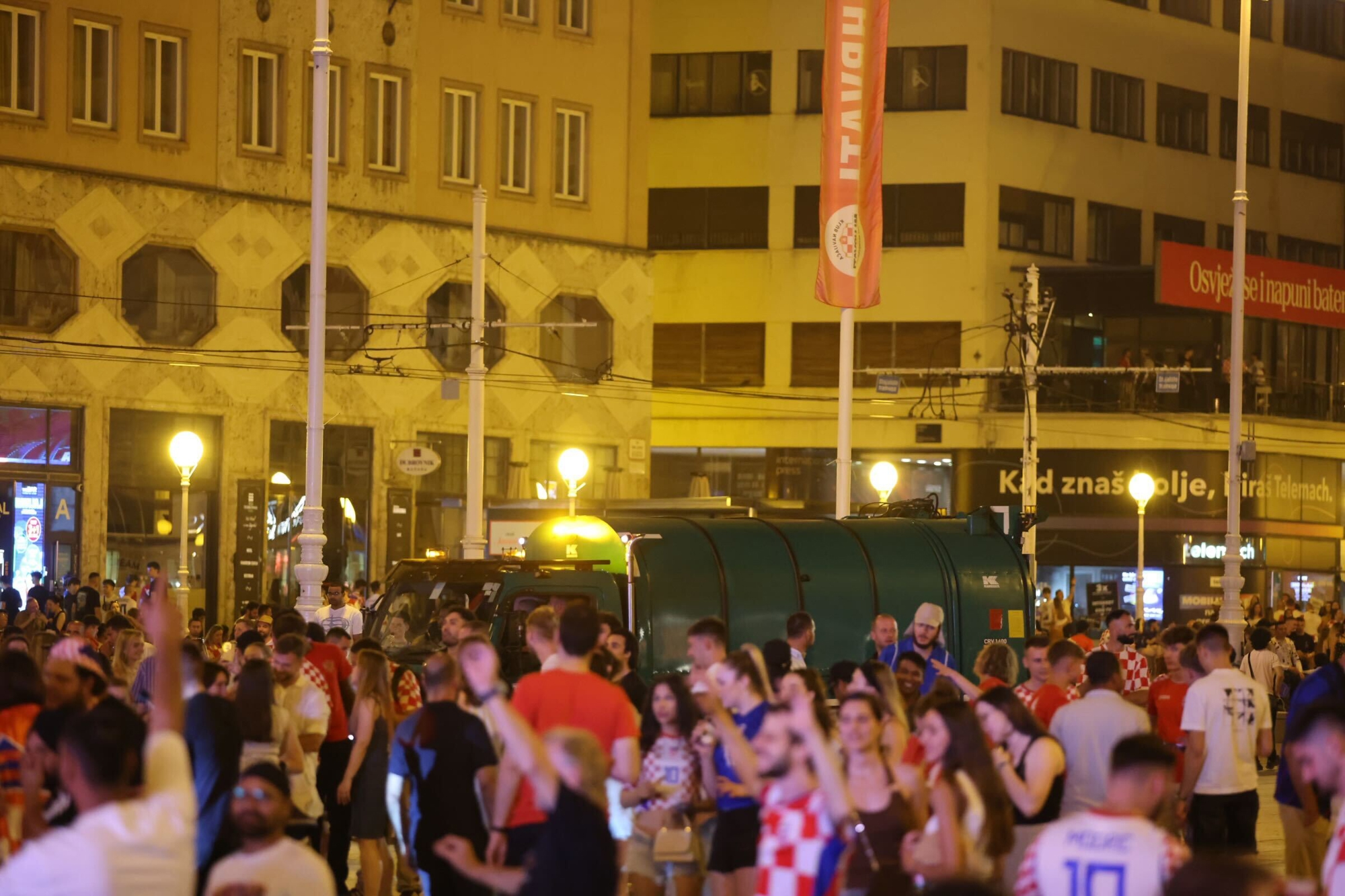 FOTO Navijači nakon slavlja ostavili gomile smeća u centru Zagreba