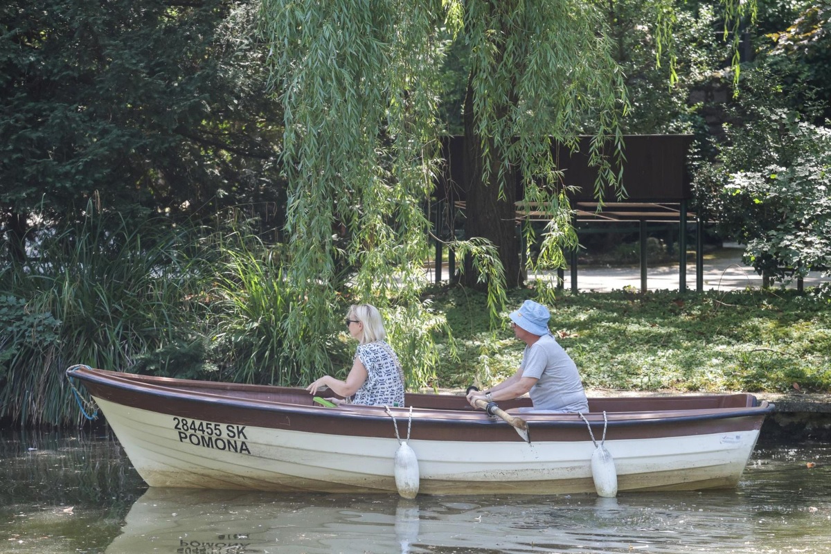 FOTO Zagrepčani spas od vrućine potražili u Maksimiru