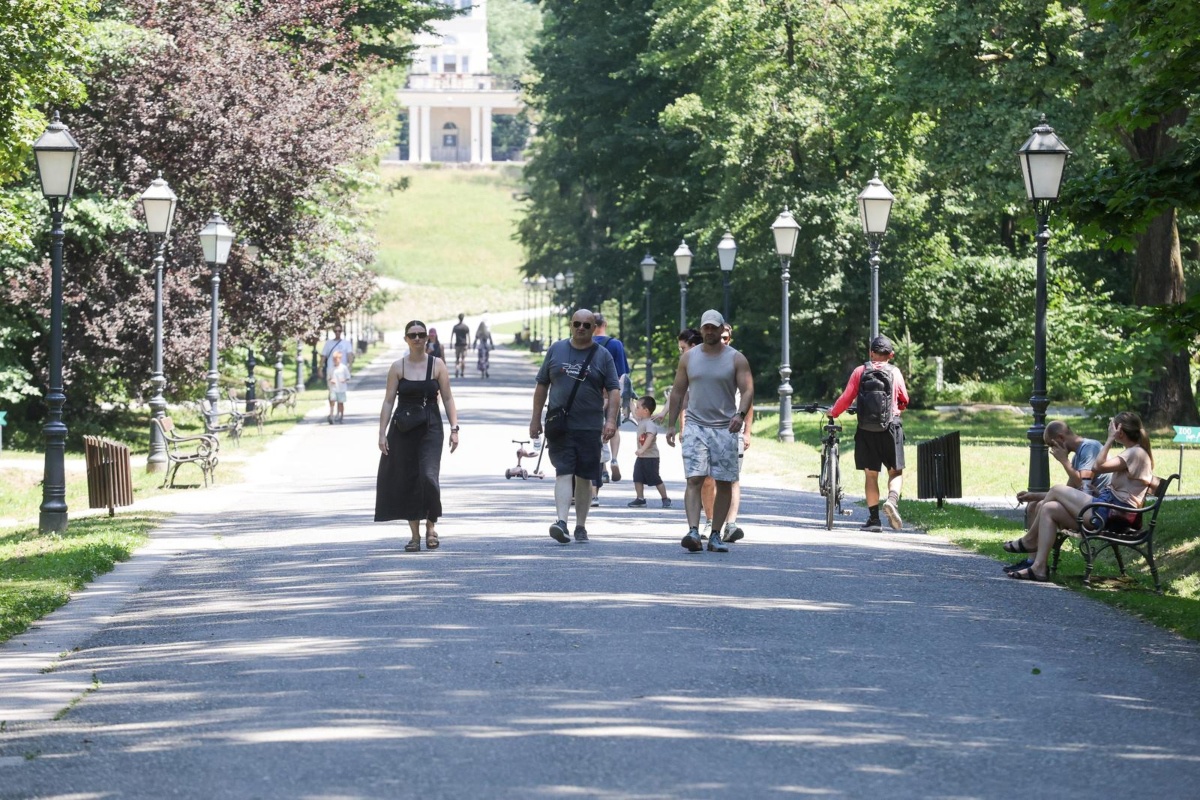 FOTO Zagrepčani spas od vrućine potražili u Maksimiru