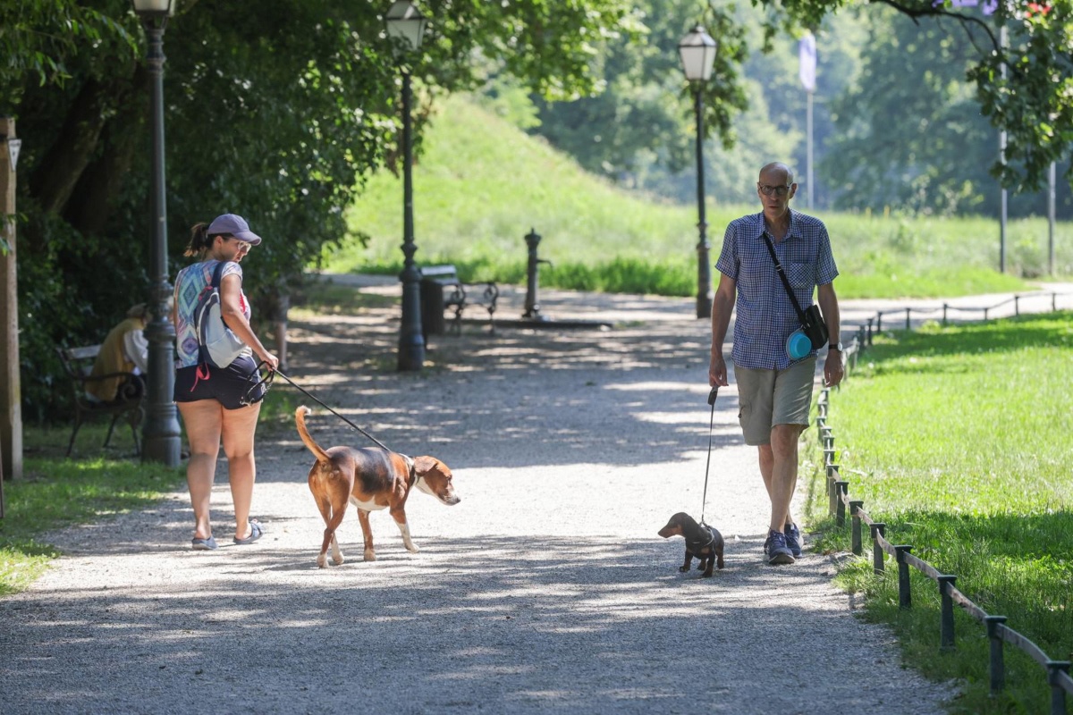 FOTO Zagrepčani spas od vrućine potražili u Maksimiru