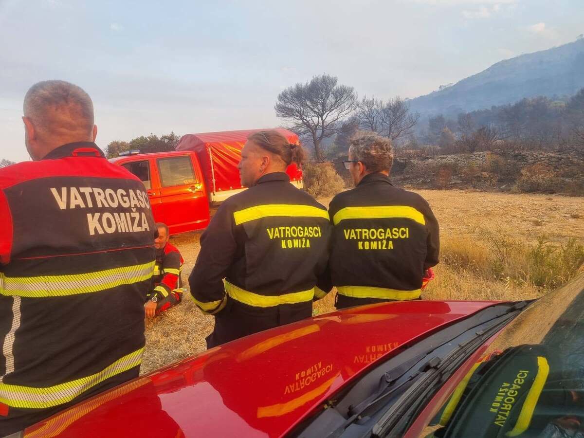 Požar na Visu pod nadzorom. Izgorjelo više od 300 hektara