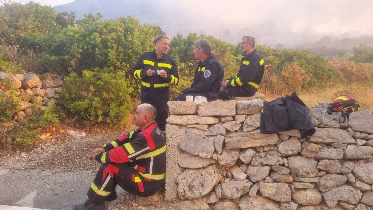 Požar na Visu pod nadzorom. Izgorjelo više od 300 hektara