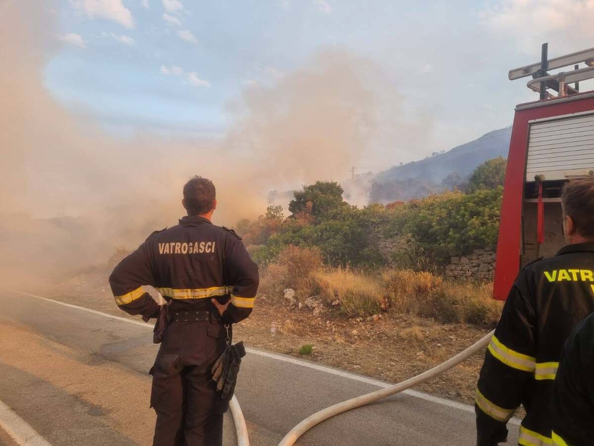 Požar na Visu pod nadzorom. Izgorjelo više od 300 hektara