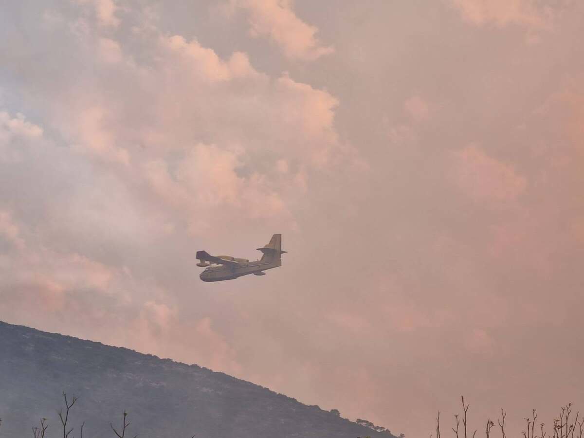 Požar na Visu pod nadzorom. Izgorjelo više od 300 hektara