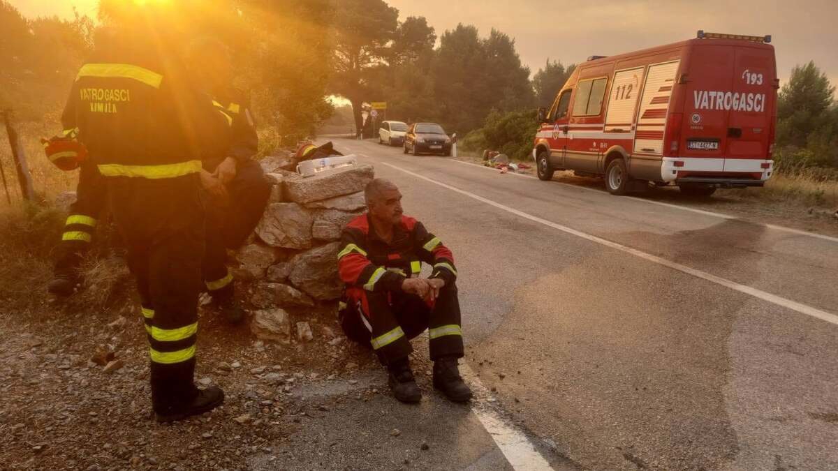 Požar na Visu pod nadzorom. Izgorjelo više od 300 hektara