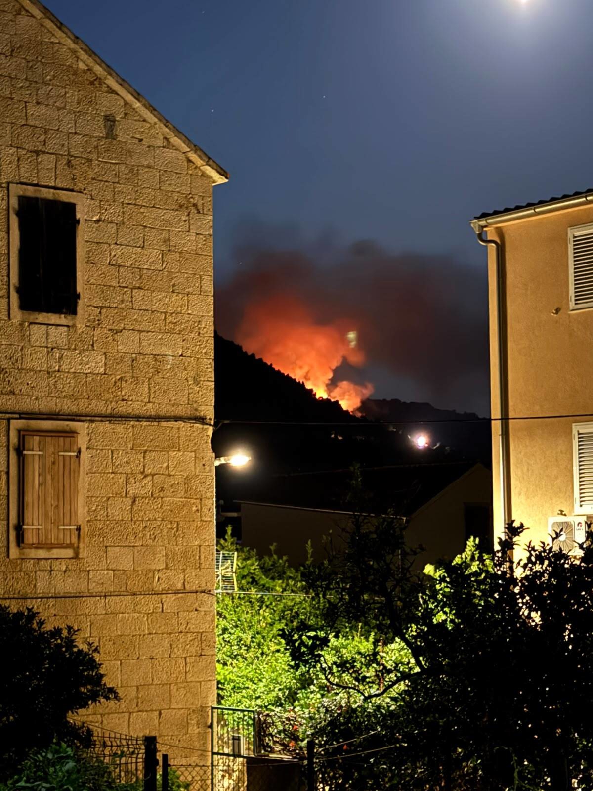 Požar na Visu pod nadzorom. Izgorjelo više od 300 hektara