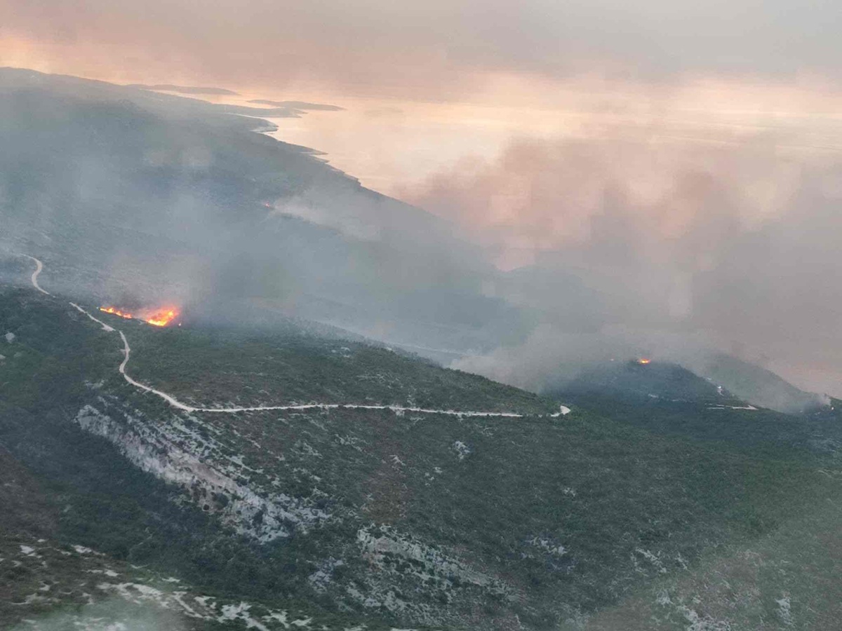 Požar na Visu pod nadzorom. Izgorjelo više od 300 hektara