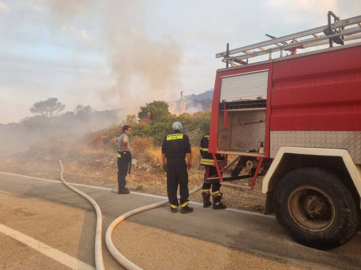 Požar na Visu pod nadzorom. Izgorjelo više od 300 hektara