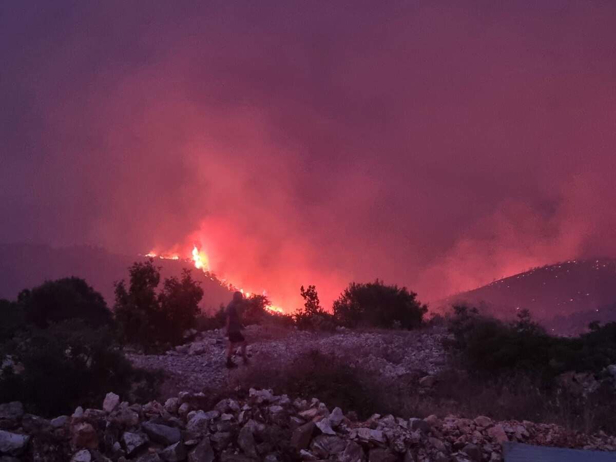 Požar na Visu pod nadzorom. Izgorjelo više od 300 hektara