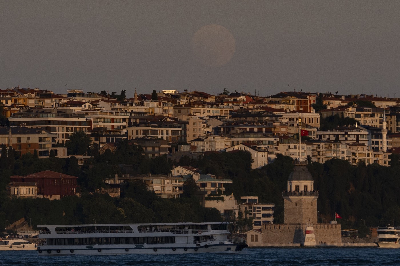 Pun Mjesec obasjao nebo diljem svijeta, fotografije su spektakularne