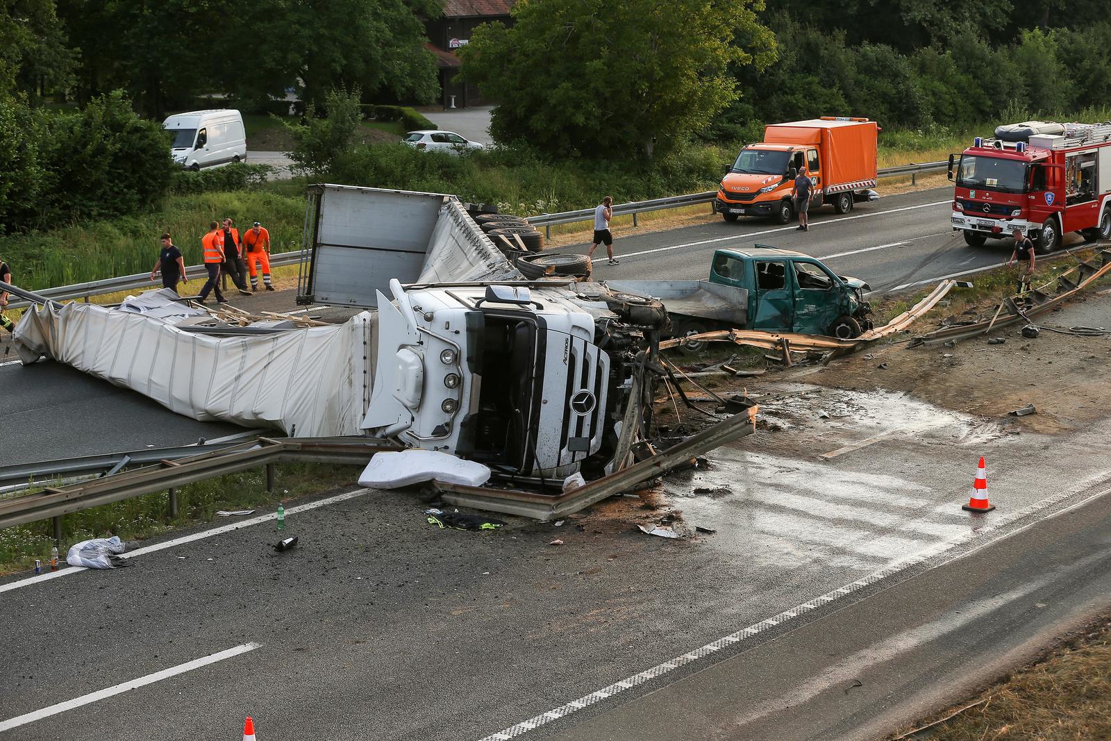 Nesreća šlepera na A3 kod Zagreba, probio ogradu. Prekinut promet, velika je kolona