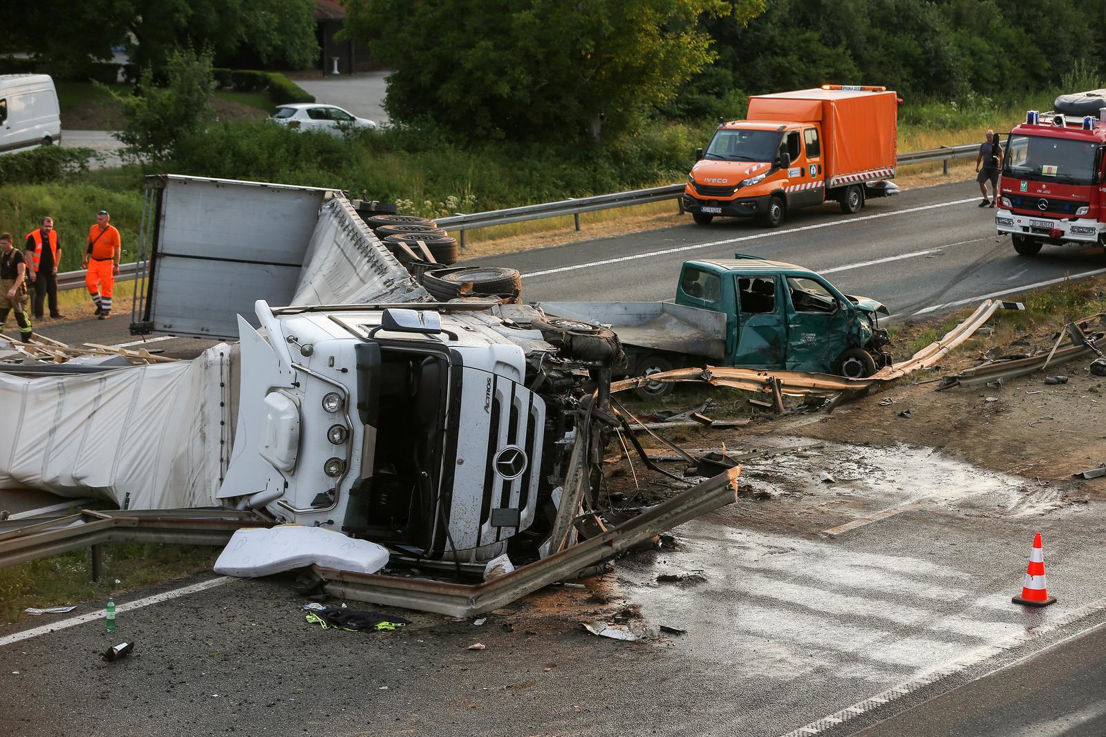 Nesreća šlepera na A3 kod Zagreba, probio ogradu. Prekinut promet, velika je kolona