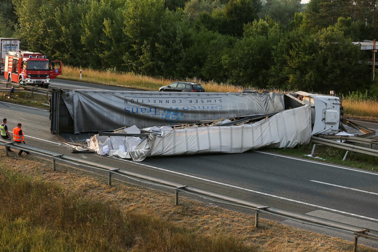 Nesreća šlepera na A3 kod Zagreba, probio ogradu. Prekinut promet, velika je kolona