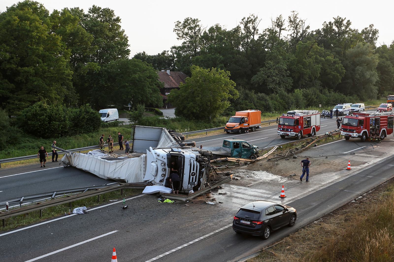 Nesreća šlepera na A3 kod Zagreba, probio ogradu. Prekinut promet, velika je kolona