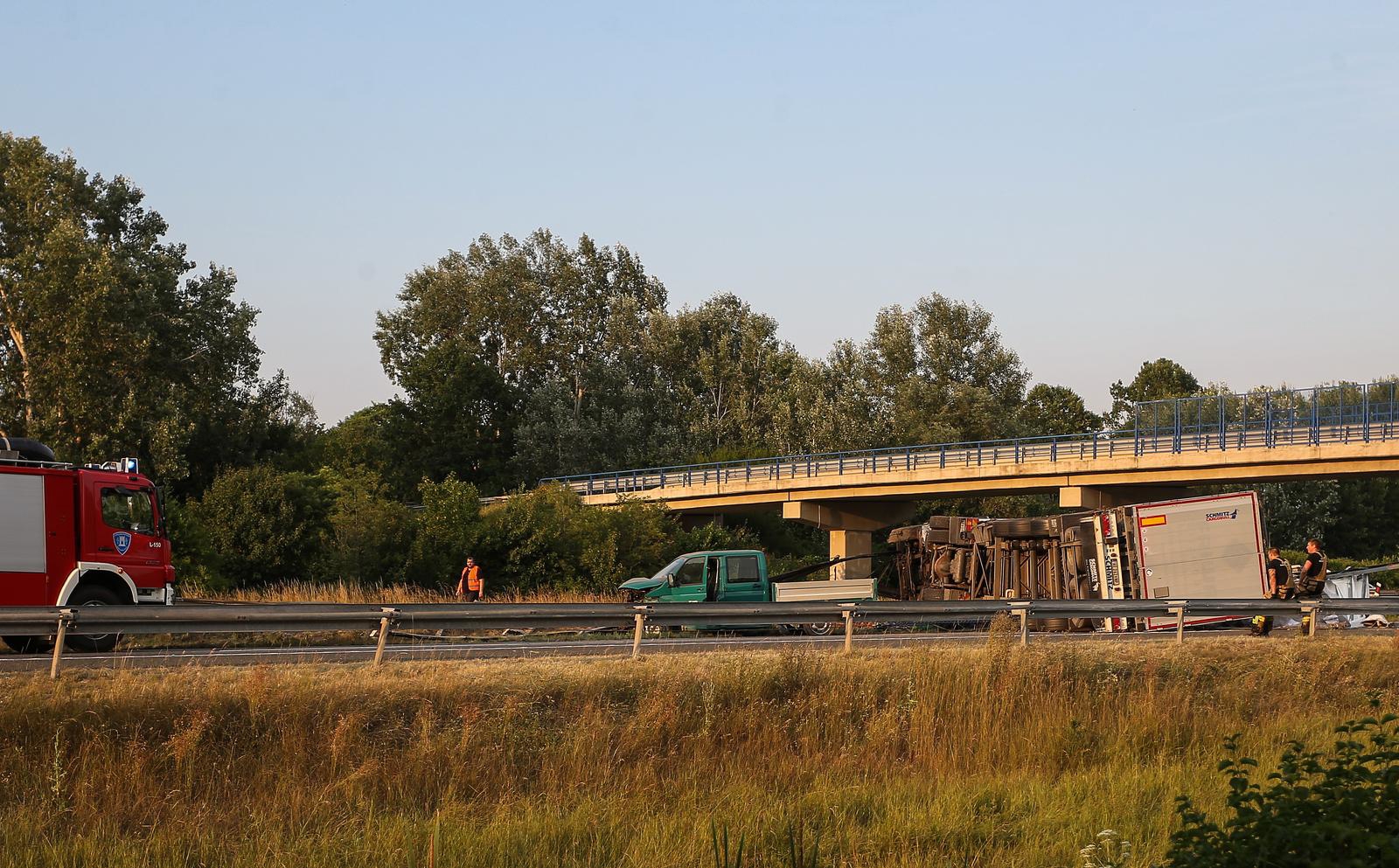 Nesreća šlepera na A3 kod Zagreba, probio ogradu. Prekinut promet, velika je kolona