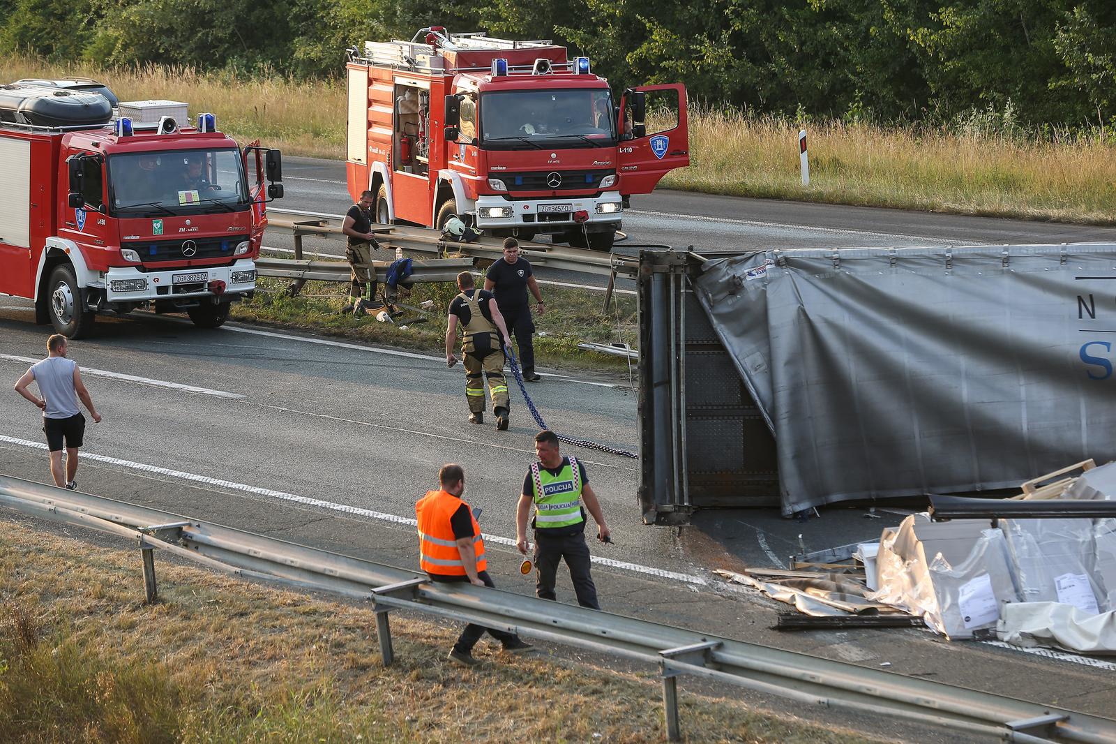 Nesreća šlepera na A3 kod Zagreba, probio ogradu. Prekinut promet, velika je kolona