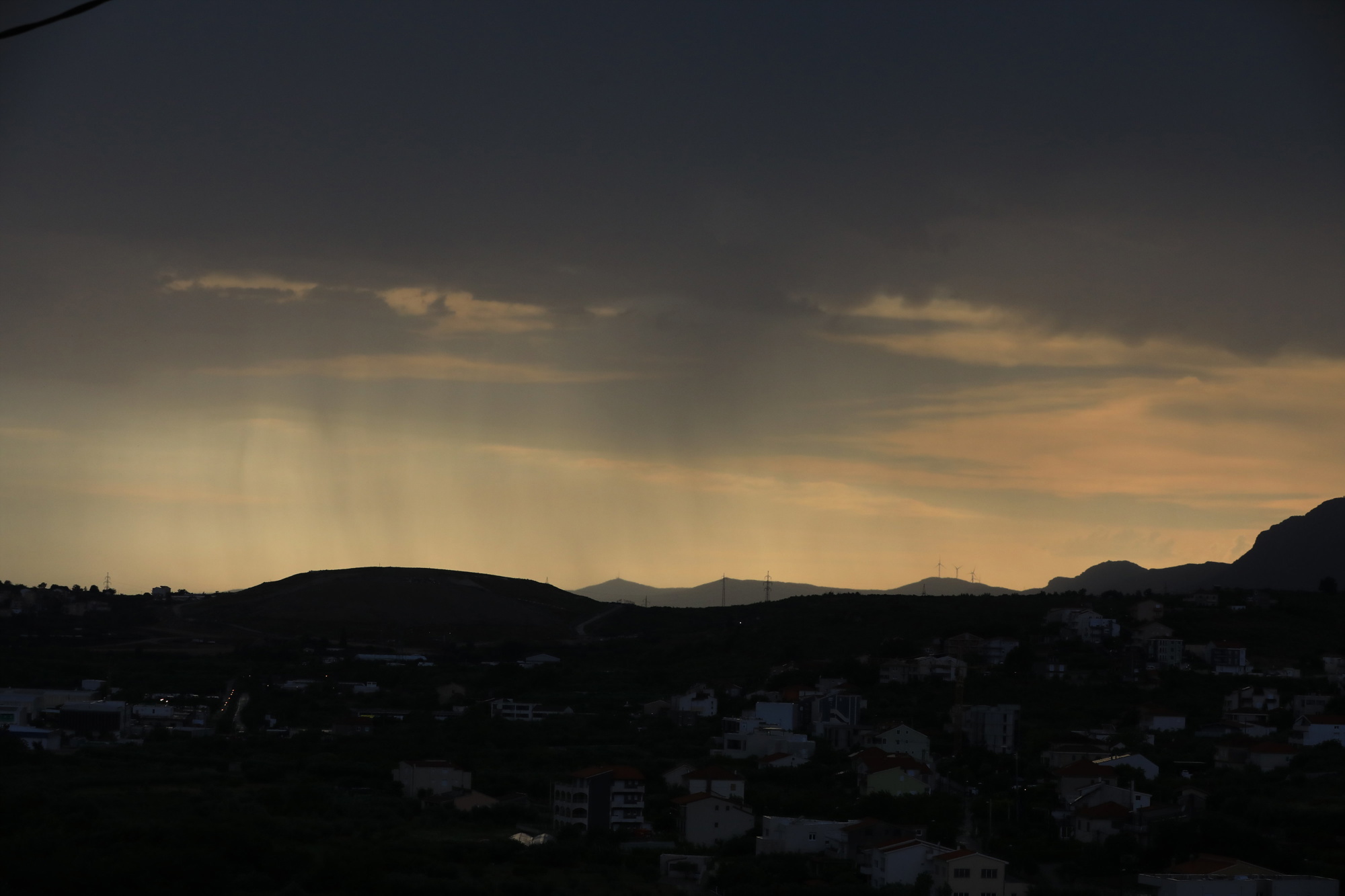 Rekordi u tri grada, oluja u Dalmaciji. Meteorologinja: Prijeti razorno nevrijeme