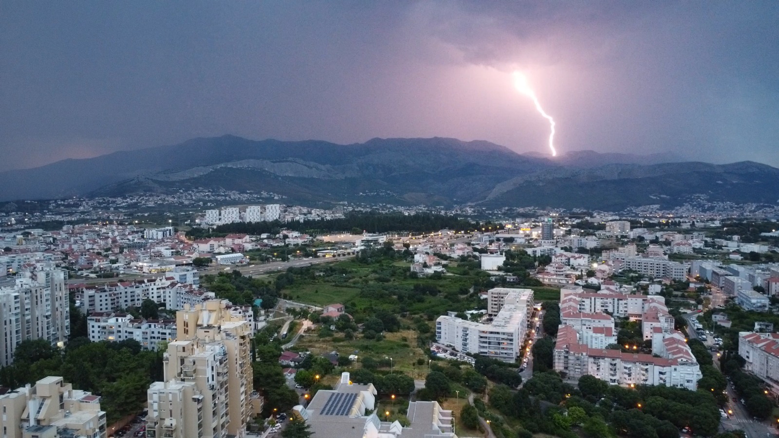 Rekordi u tri grada, oluja u Dalmaciji. Meteorologinja: Prijeti razorno nevrijeme