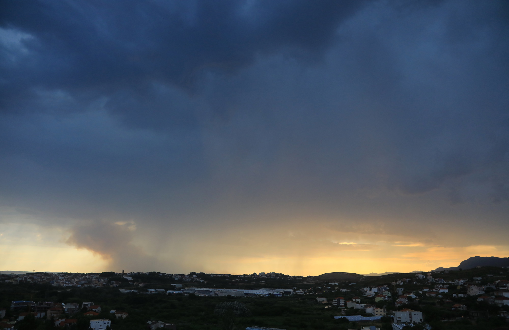 Rekordi u tri grada, oluja u Dalmaciji. Meteorologinja: Prijeti razorno nevrijeme