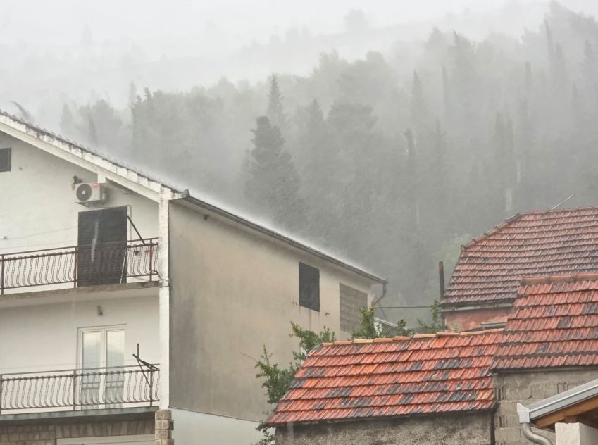 Rekordi u tri grada, oluja u Dalmaciji. Meteorologinja: Prijeti razorno nevrijeme