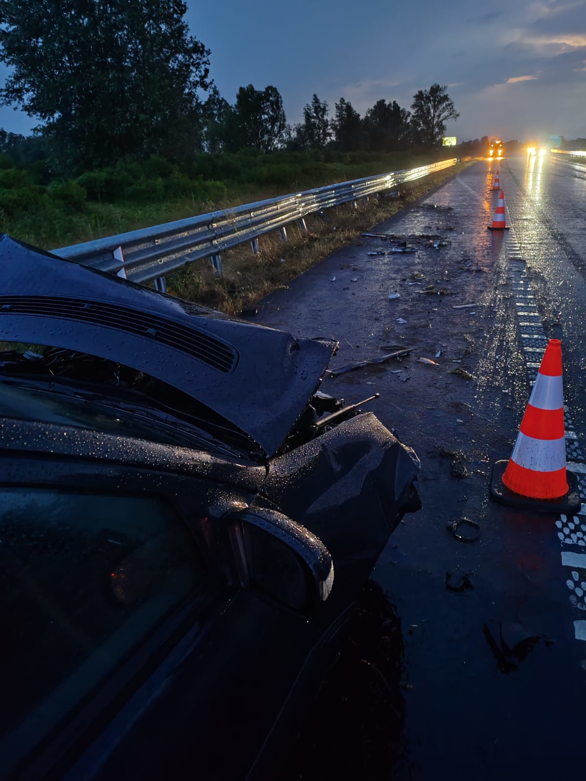 FOTO Vozačica Mercedesa udarila u kamion pa završila u zaštitnoj ogradi