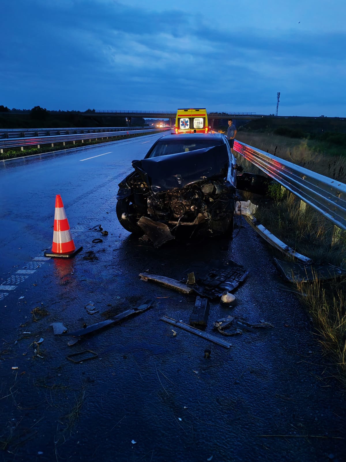 FOTO Vozačica Mercedesa udarila u kamion pa završila u zaštitnoj ogradi