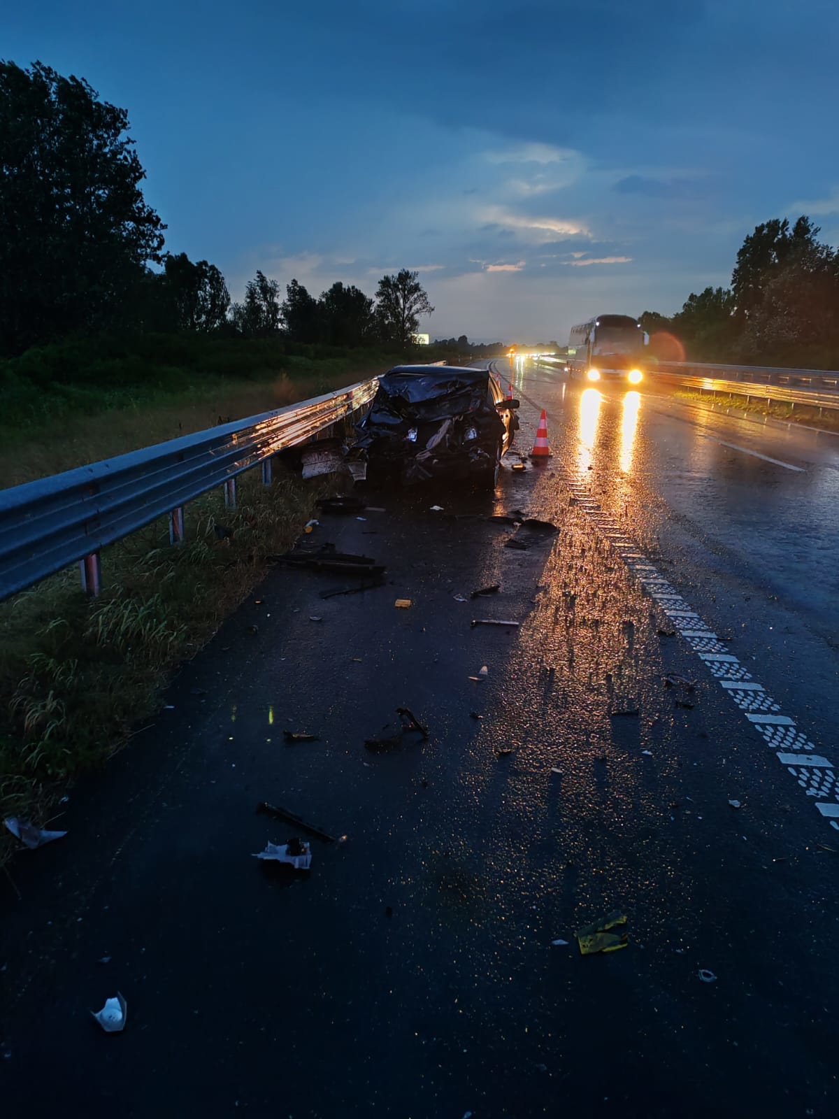 FOTO Vozačica Mercedesa udarila u kamion pa završila u zaštitnoj ogradi