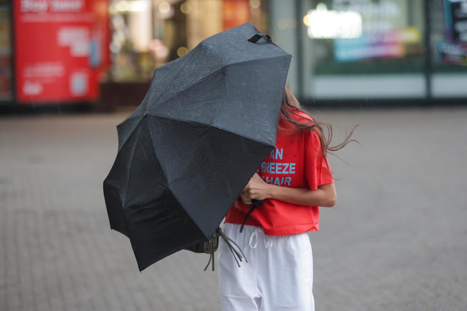 FOTO Prizor koji niste očekivali: Kišobrani i duge hlače u Zagrebu početkom srpnja