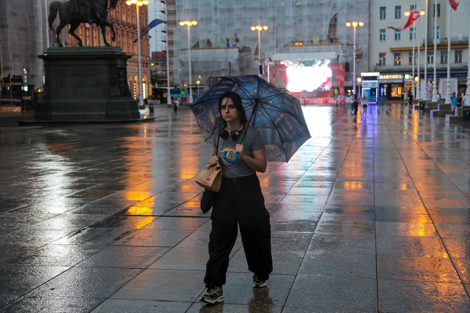 FOTO Prizor koji niste očekivali: Kišobrani i duge hlače u Zagrebu početkom srpnja