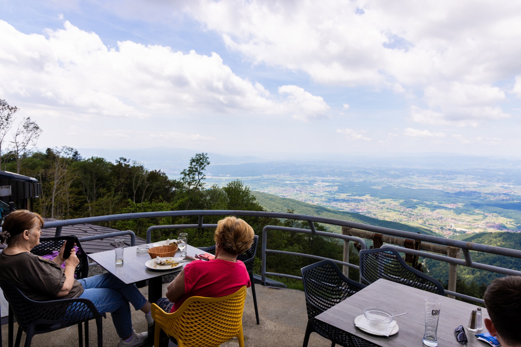 Iz ovog restorana na Sljemenu pruža se brutalan pogled. No, kakva je hrana?