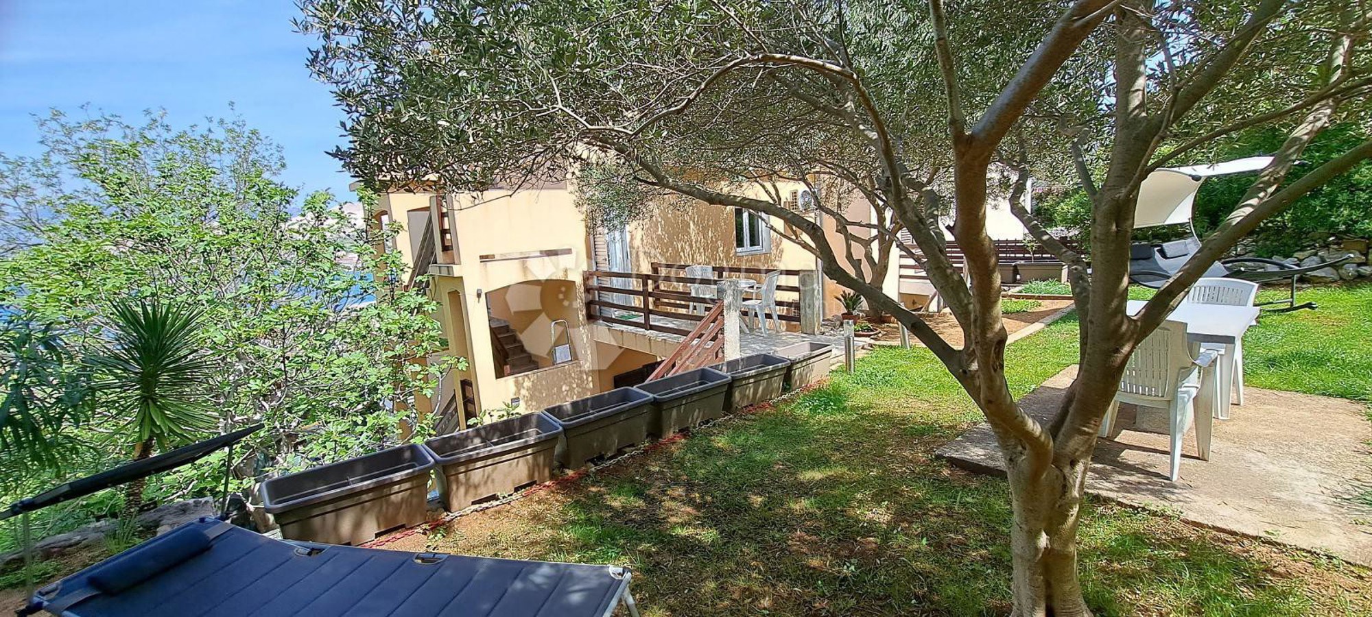 Na Pagu se prodaje kuća s apartmanima. Plaža je udaljena četiri minute hoda
