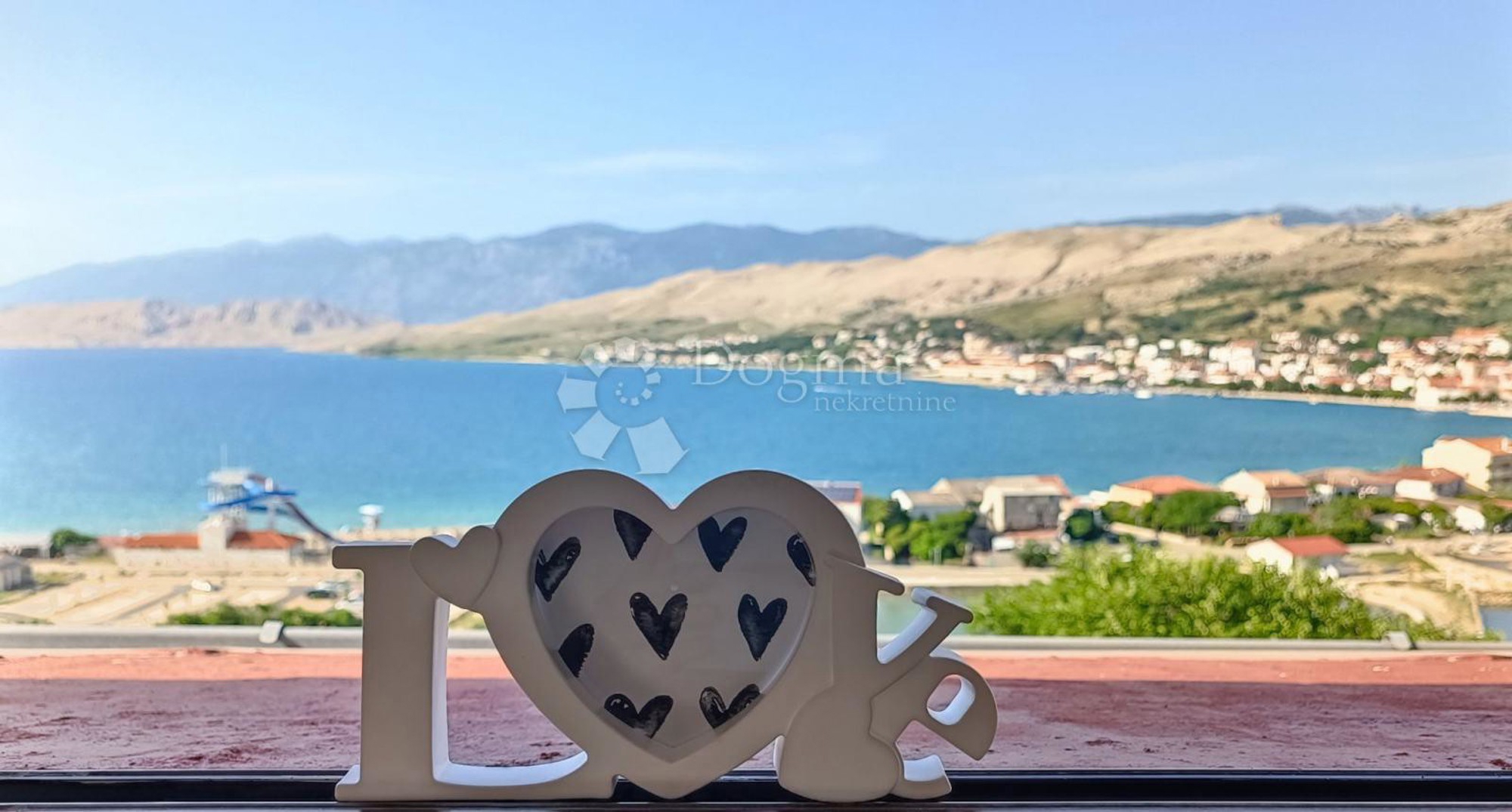 Na Pagu se prodaje kuća s apartmanima. Plaža je udaljena četiri minute hoda