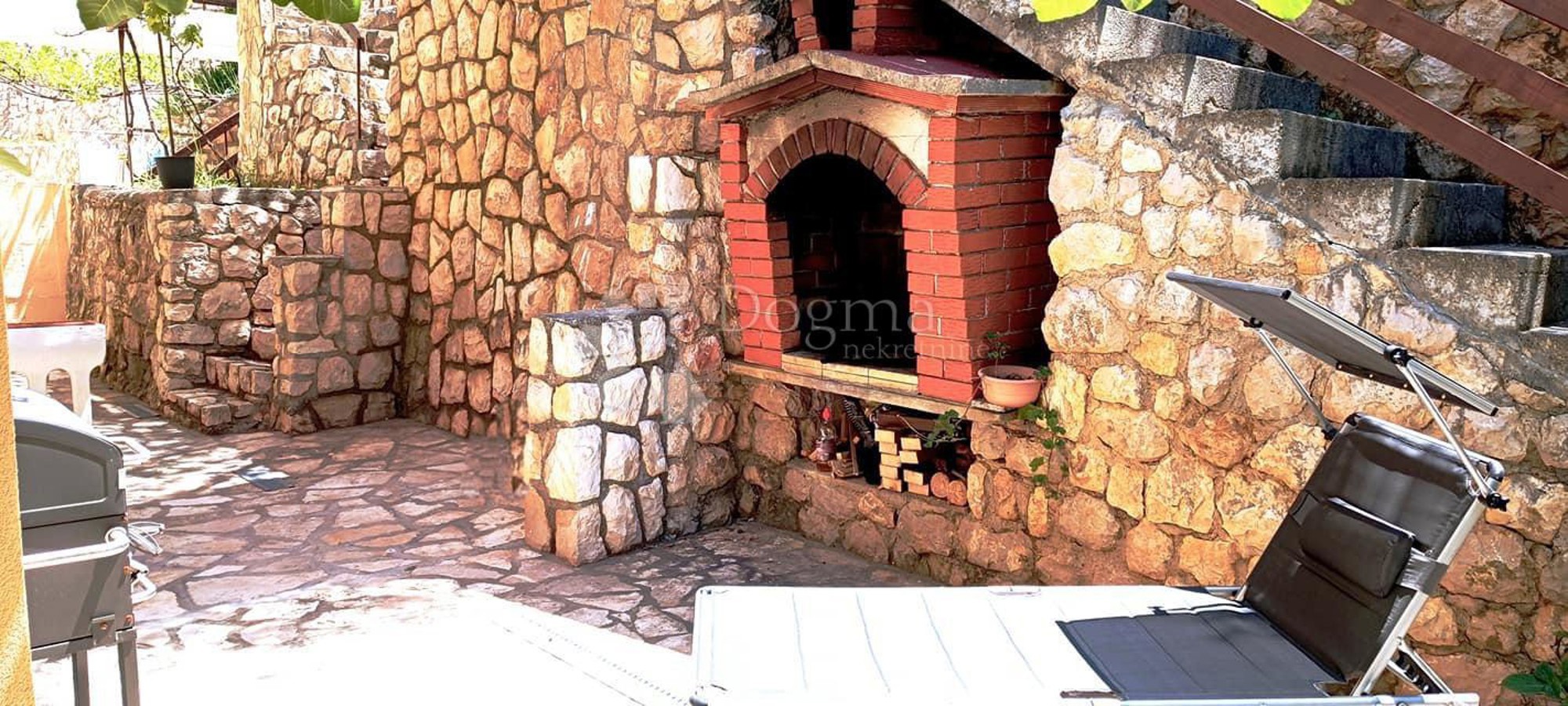 Na Pagu se prodaje kuća s apartmanima. Plaža je udaljena četiri minute hoda