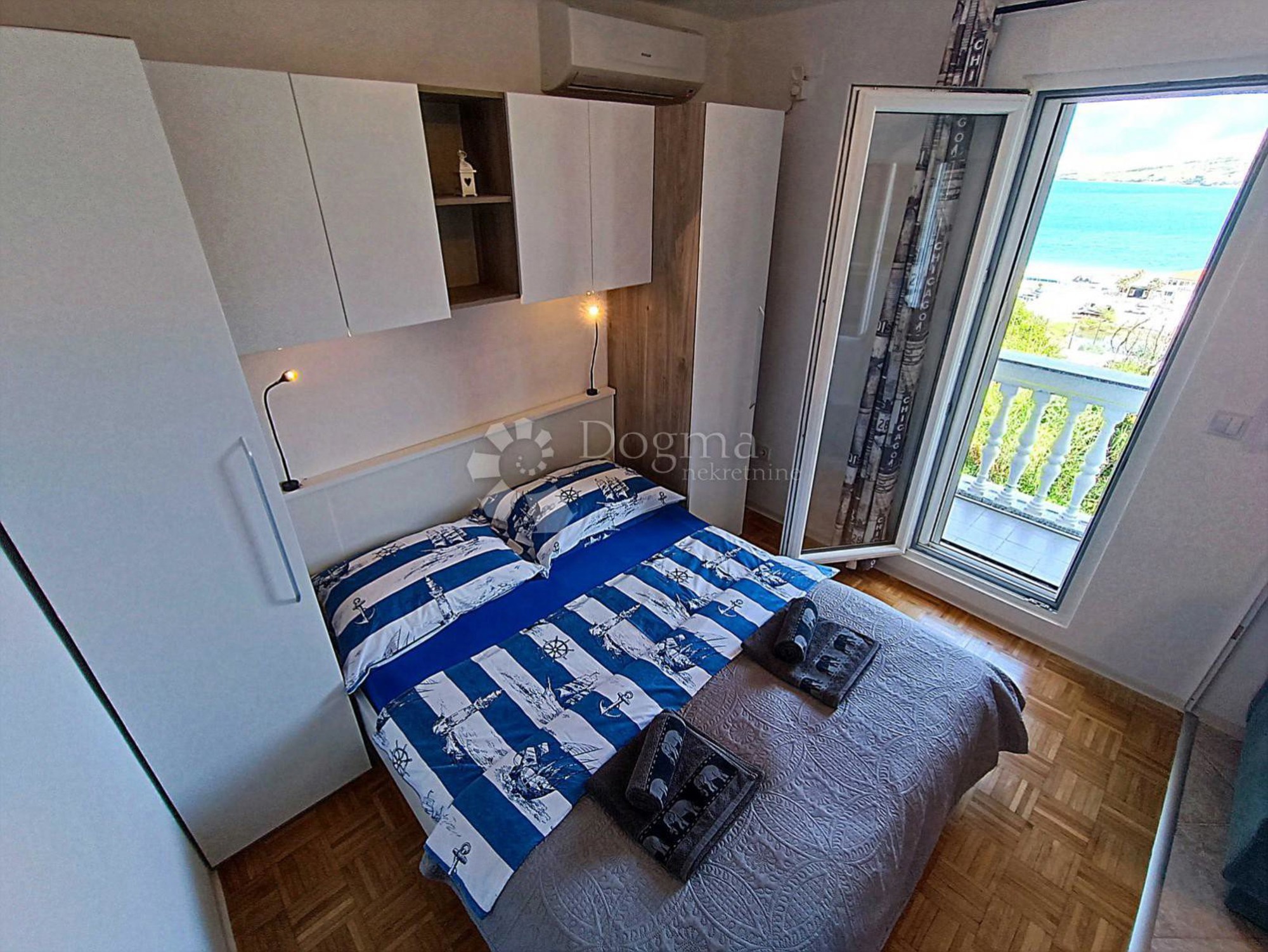 Na Pagu se prodaje kuća s apartmanima. Plaža je udaljena četiri minute hoda