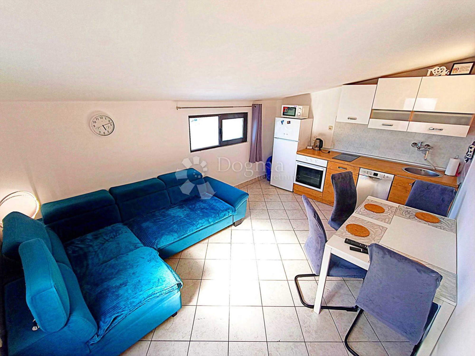 Na Pagu se prodaje kuća s apartmanima. Plaža je udaljena četiri minute hoda