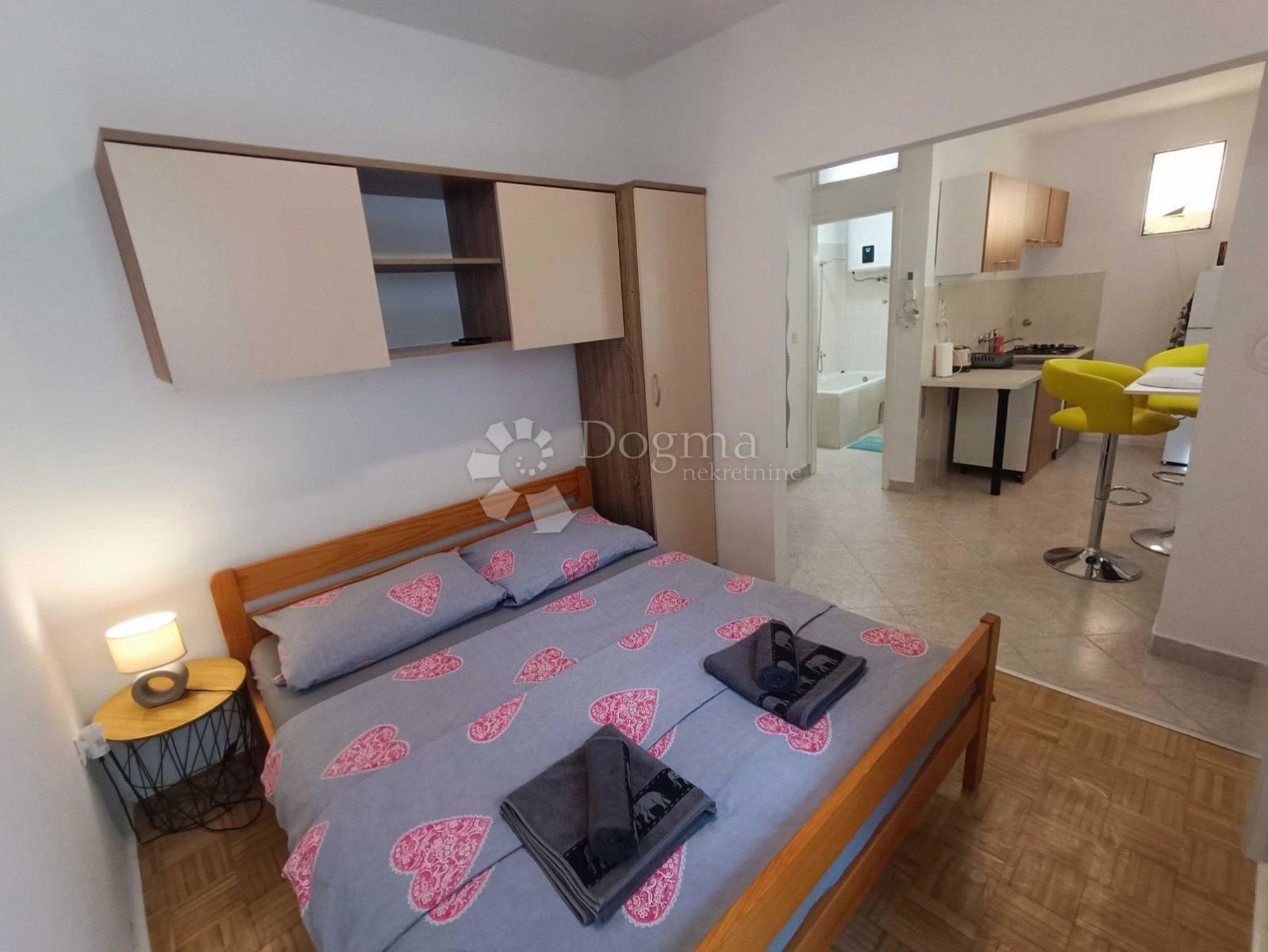 Na Pagu se prodaje kuća s apartmanima. Plaža je udaljena četiri minute hoda