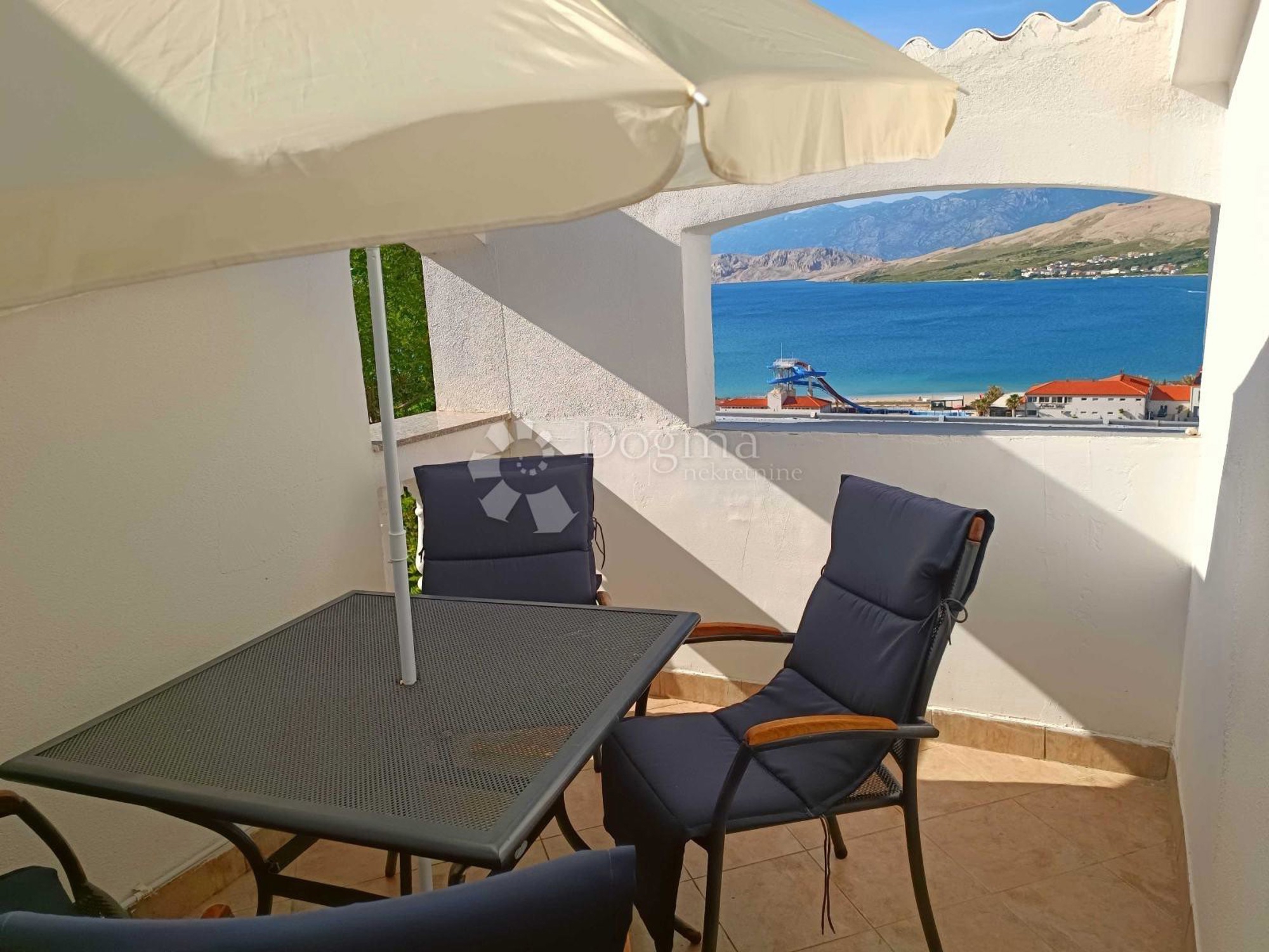Na Pagu se prodaje kuća s apartmanima. Plaža je udaljena četiri minute hoda
