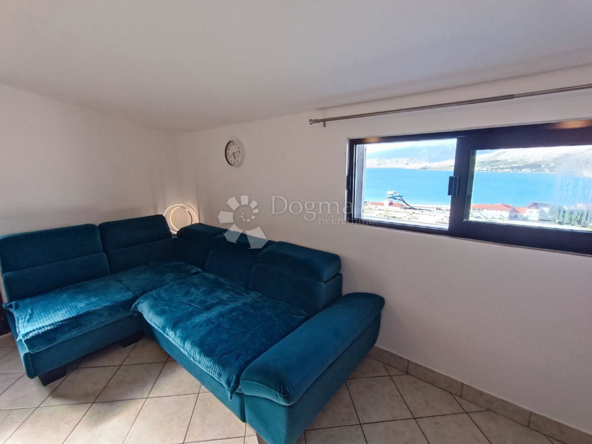Na Pagu se prodaje kuća s apartmanima. Plaža je udaljena četiri minute hoda