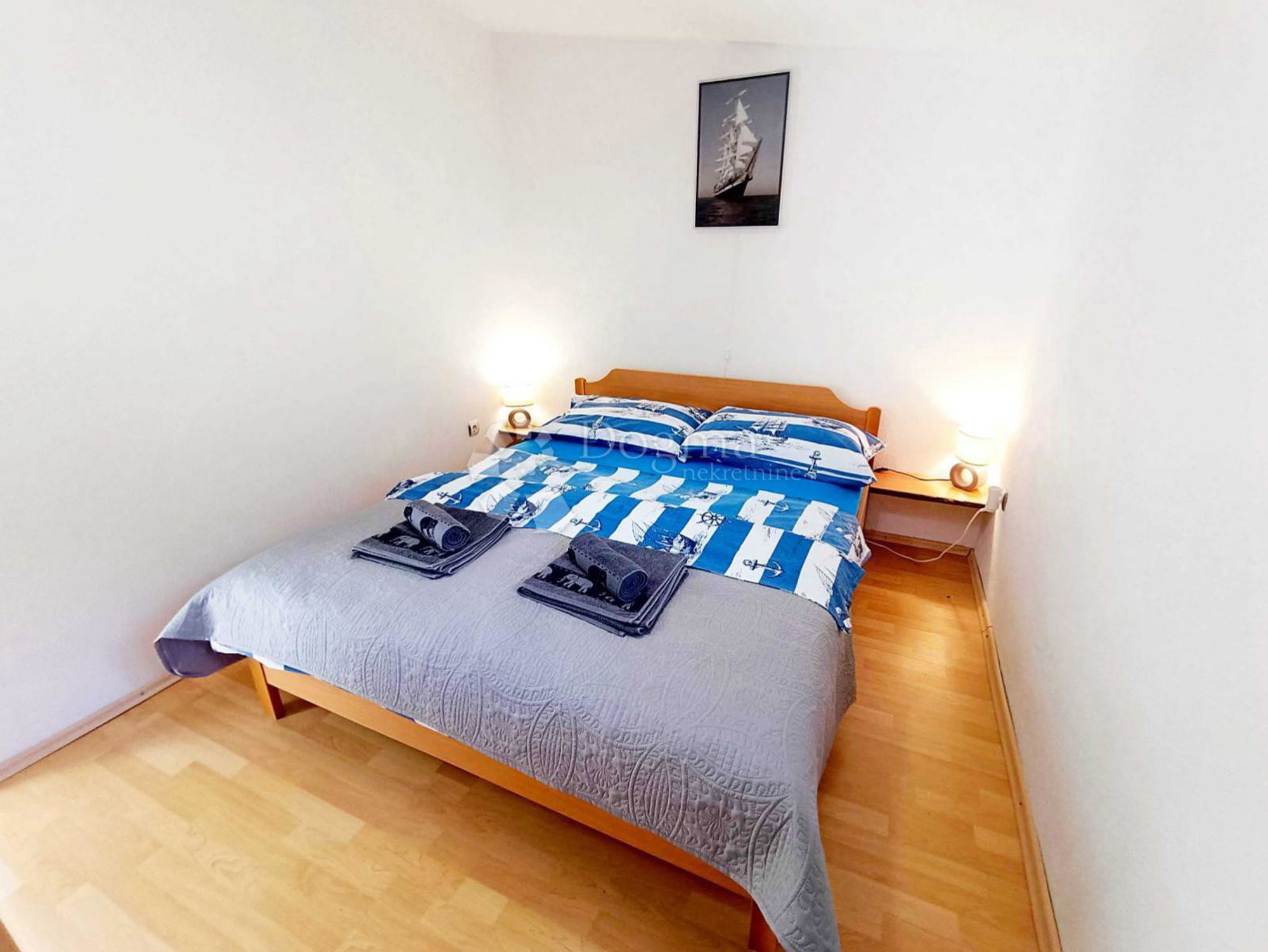 Na Pagu se prodaje kuća s apartmanima. Plaža je udaljena četiri minute hoda